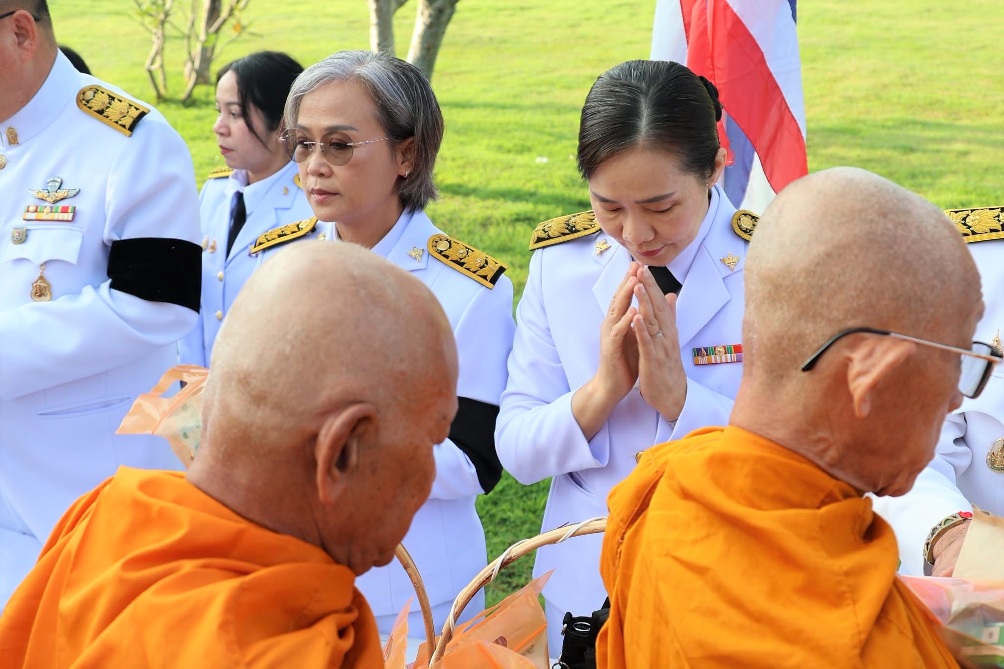 นายแพทย์เมธี วงศ์เสนา ผู้อำนวยการโรงพยาบาลมะเร็งลพบุรี กรมการแพทย์ มอบหมายให้ นางณิภา แสงกิตติไพบูลย์ รองผู้อำนวยการด้านการพยาบาล พร้อมด้วย นางลาวัลย์ เชยชม หัวหน้ากลุ่มงานการพยาบาลผู้ป่วยใน เข้าร่วมพิธีทำบุญตักบาตร (ข้าวสารอาหารแห้ง) และพิธีเจริญพระพุทธมนต์ถวายพระราชกุศล เนื่องในวันนวมินทรมหาราช ๑๓ ตุลาคม ๒๕๖๙ เพื่อเป็นการน้อมรำลึกถึงพระมหากรุณาธิคุณในพระบาทสมเด็จพระบรมชนกาธิเบศร มหาภูมิพลอดุลยเดชมหาราช บรมนาถบพิตร (ในหลวงรัชกาลที่ ๙) พระมหากษัตริย์ผู้ทรงอุทิศ พระวรกาย และพระราชหฤทัย ในการบำบัดทุกข์บำรุงสุขแก่พสกนิกรชาวไทย ทั้งนี้พระราชกรณียกิจและพระราชปณิธานในการพัฒนาประเทศยังคงเป็นแบบอย่าง และแรงบันดาลใจให้ประชาชนชาวไทย สืบสานความดีเพื่อส่วนรวมสืบไป ณ ศูนย์การทหารปืนใหญ่ ค่ายภูมิพล ตำบลเขาพระงาม อำเภอเมืองลพบุรี จังหวัดลพบุรี เมื่อวันที่ ๑๓ ตุลาคม ๒๕๖๙