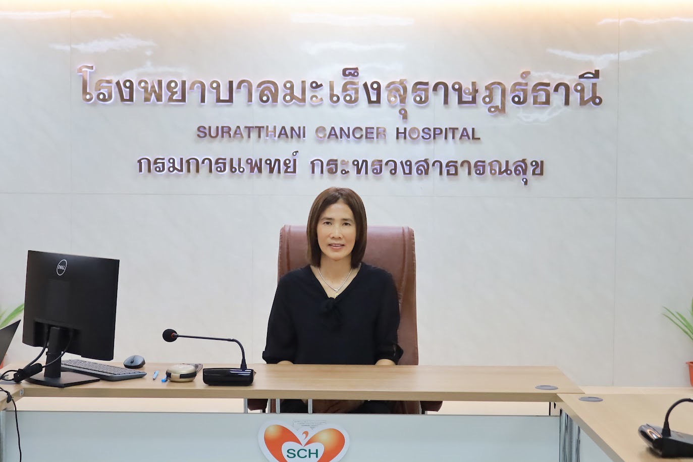 แพทย์หญิงนิธิมา ศรีเกตุ ผู้อำนวยการโรงพยาบาลมะเร็งสุราษฎร์ธานี กรมการแพทย์  เข้าร่วมการประชุมทางไกลผ่านระบบออนไลน์ Zoom ในการประชุมศูนย์ปฏิบัติการฉุกเฉินด้านการแพทย์ และสาธารณสุข กรณีสถานการณ์อุทกภัย วาตภัย และดินโคลนถล่ม ครั้งที่ 5  โดยมีนายแพทย์สมฤกษ์ จึงสมาน ปลัดกระทรวงสาธารณสุข เป็นประธานการประชุม พร้อมด้วย รองปลัดกระทรวงสาธารณสุข ผู้บริหารกรมวิชาการทุกกรม และผู้เกี่ยวข้องเข้าร่วมประชุม การประชุมจัดขึ้นเพื่อรับทราบและติดตามสถานการณ์ ตลอดจนบูรณาการการดำเนินงานด้านการแพทย์ และสาธารณสุขในการรับมือสถานการณ์อุทกภัย วาตภัย และดินโคลนถล่ม รวมทั้งประสานความร่วมมือระหว่างหน่วยงานที่เกี่ยวข้อง เพื่อให้การบริหารจัดการภาวะฉุกเฉินด้านการแพทย์และสาธารณสุขเป็นไปอย่างมีประสิทธิภาพ และสามารถให้ความช่วยเหลือประชาชนที่ได้รับผลกระทบได้อย่างเหมาะสมและทันท่วงที  ณ ห้องประชุมศูนย์ปฏิบัติการฉุกเฉินด้านการแพทย์และสาธารณสุข (PHEOC-1) ชั้น 7 อาคาร 5  สำนักงานปลัดกระทรวงสาธารณสุข ในวันจันทร์ที่ 12 ตุลาคม 2569