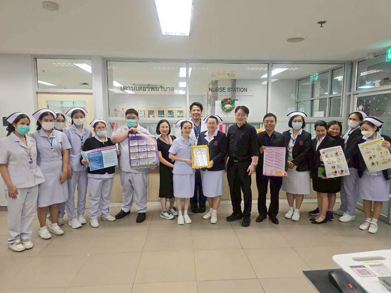 นางจินตนา ตรีเงิน อรรคศรีวร รองผู้อำนวยการด้านการพยาบาล โรงพยาบาลราชวิถี พร้อมด้วย ผศ.ดร.นพ.ชัยรัตน์ มานะเสถียรกิจ หัวหน้ากลุ่มงานพัฒนาคุณภาพ และทีมนำ Executive round จัดการเยี่ยมสำรวจภายใน เพื่อเตรียมความพร้อมรับการเยี่ยมสำรวจเพื่อเฝ้าระวัง (Surveillance survey) ในประเด็นสำคัญ ได้แก่ การทบทวน 12 กิจกรรมทบทวน , Zero Event , Harm Free Care และมาตรฐานสำคัญจำเป็นทั้ง 9 ข้อ ณ หอผู้ป่วยอาคารทศมินทราธิราช ชั้น 23A, 22B, 21B และหอผู้ป่วยอายุรกรรมชาย 6ข ตึกสิรินธร เมื่อวันที่ 6 กุมภาพันธ์ 2569