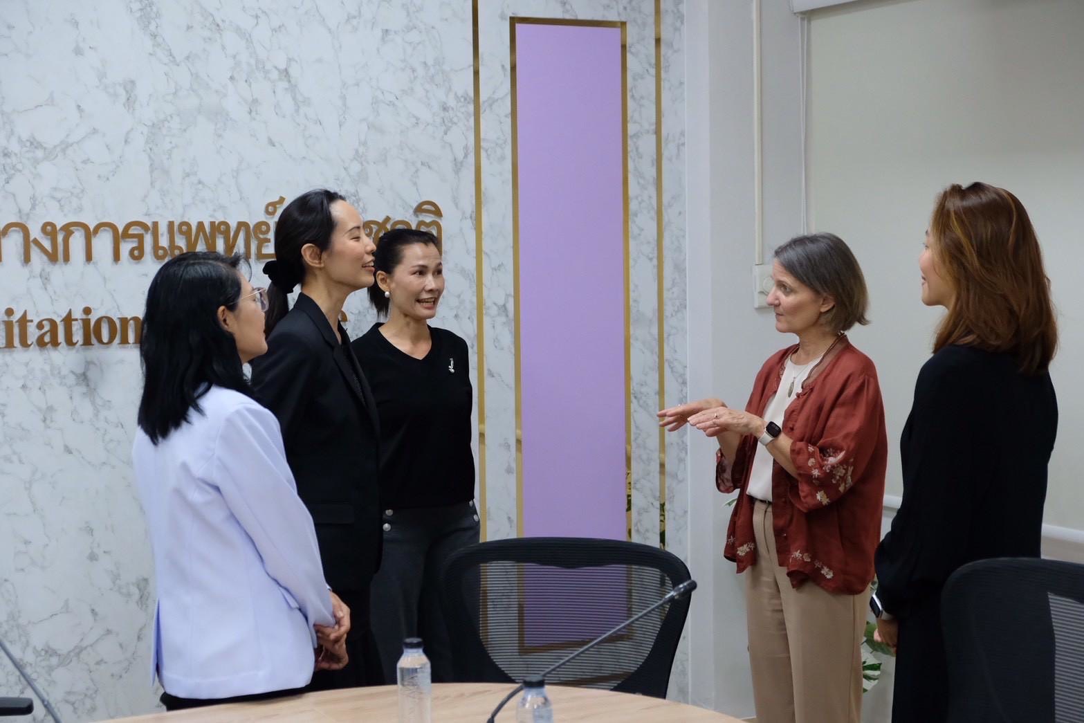 แพทย์หญิงวิชนี ธงทอง รองผู้อำนวยการด้านการแพทย์ และแพทย์หญิงดลฤดี ศรีศุภผล รองผู้อำนวยการด้านพัฒนาระบบบสุขภาพ สถาบันสิรินธรเพื่อการฟื้นฟูสมรรถภาพทางการแพทย์แห่งชาติ ให้การต้อนรับ Mrs. Kylie Shae หัวหน้าทีม Medical Devices and Assistive Technology องค์การอนามัยโลก สำนักงานใหญ่ (นครเจนีวา) พร้อมด้วยดร.ธีราณี เตชะศรีวิเชียร ผู้แทนสำนักงานองค์การอนามัยโลก ประจำประเทศไทย เพื่อแลกเปลี่ยนแนวทางการพัฒนาด้านการจัดบริการอุปกรณ์เครื่องช่วยความพิการ (Assistive Technology) ในประเทศไทย  ณ ห้องประชุมชั้น 3 อาคารอำนวยการ สถาบันสิรินธรเพื่อการฟื้นฟูฯ ในวันที่ 13 กุมภาพันธ์ 2569