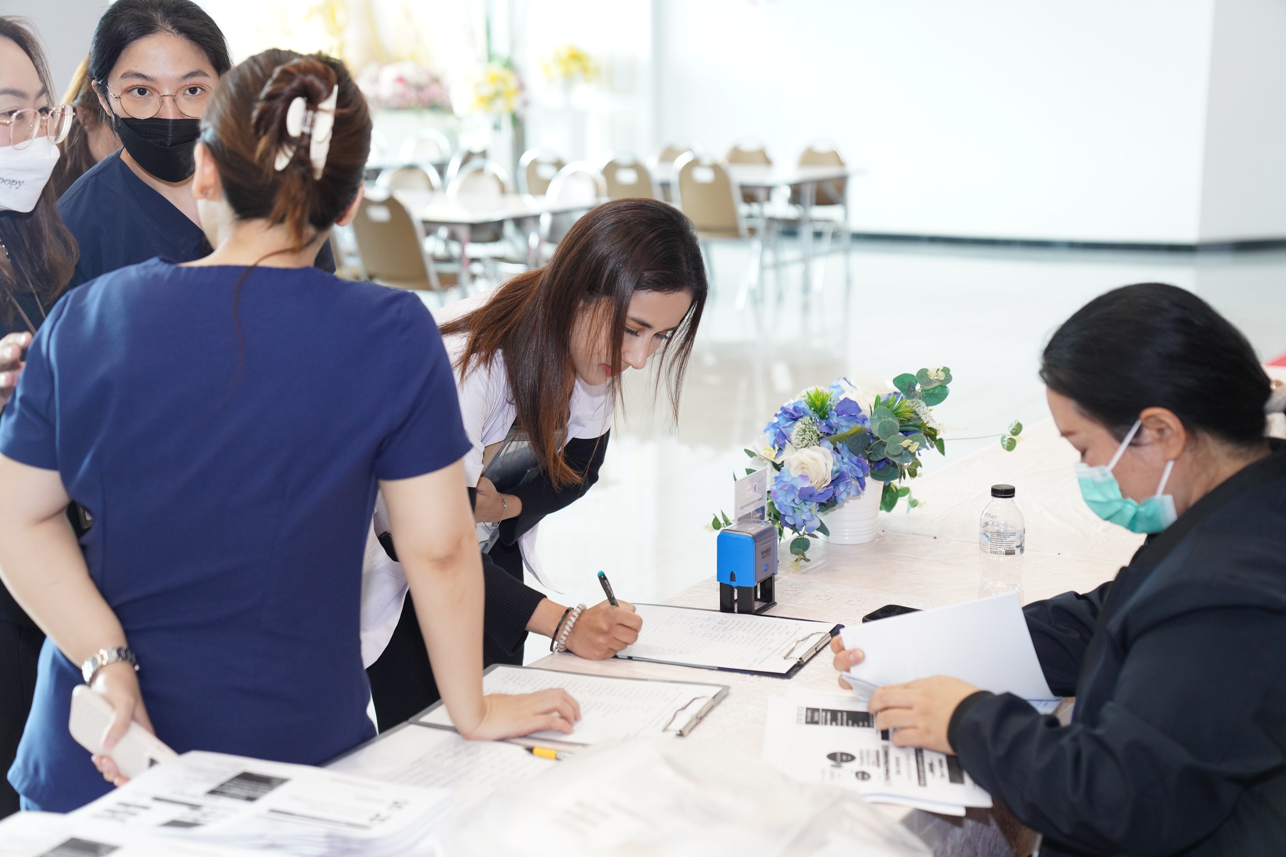 นายแพทย์วีรวัต อุครานันท์ ผู้อำนวยการสถาบันโรคผิวหนัง เป็นประธานในพิธีเปิด โครงการพัฒนานักวิจัย ประจำปีงบประมาณ พ.ศ. 2569  โดยมี ดร.แพทย์หญิงชินมนัส เลขวัต ตำแหน่ง นายแพทย์ทรงคุณวุฒิ  หัวหน้ากลุ่มงานวิจัย กล่าวรายงาน  เพื่อให้ผู้เข้าร่วมอบรม มีความรู้ ความเข้าใจหลักการพัฒนาโครงร่างวิจัยได้อย่างถูกต้องตามระเบียบวิธีวิจัย โดยสามารถลงมือทำวิจัยตั้งแต่เริ่มต้นโครงการ จนสิ้นสุดกระบวนการวิจัยได้ เเละสามารถผลิตผลงานวิชาการที่มีคุณภาพ เป็นที่ยอมรับเเละสร้างเครือข่ายนักวิจัย โดยได้รับเกียรติ จาก ศ.ดร.นพ.วิฑูรย์ โล่ห์สุนทร เเละ อ.ดร.ธนะภูมิ รัตนานุพงศ์ อาจารย์ประจำภาควิชาเวชศาสตร์ป้องกันเเละสังคม  คณะแพทยศาสตร์ จุฬาลงกรณ์มหาวิทยาลัย เป็นวิทยากรในครั้งนี้ ในวันที่ 13 กุมภาพันธ์ 2569 เวลา 13.00 - 16.00 น. ณ ห้องประชุม ชั้น 20 อาคารสถาบันโรคผิวหนัง