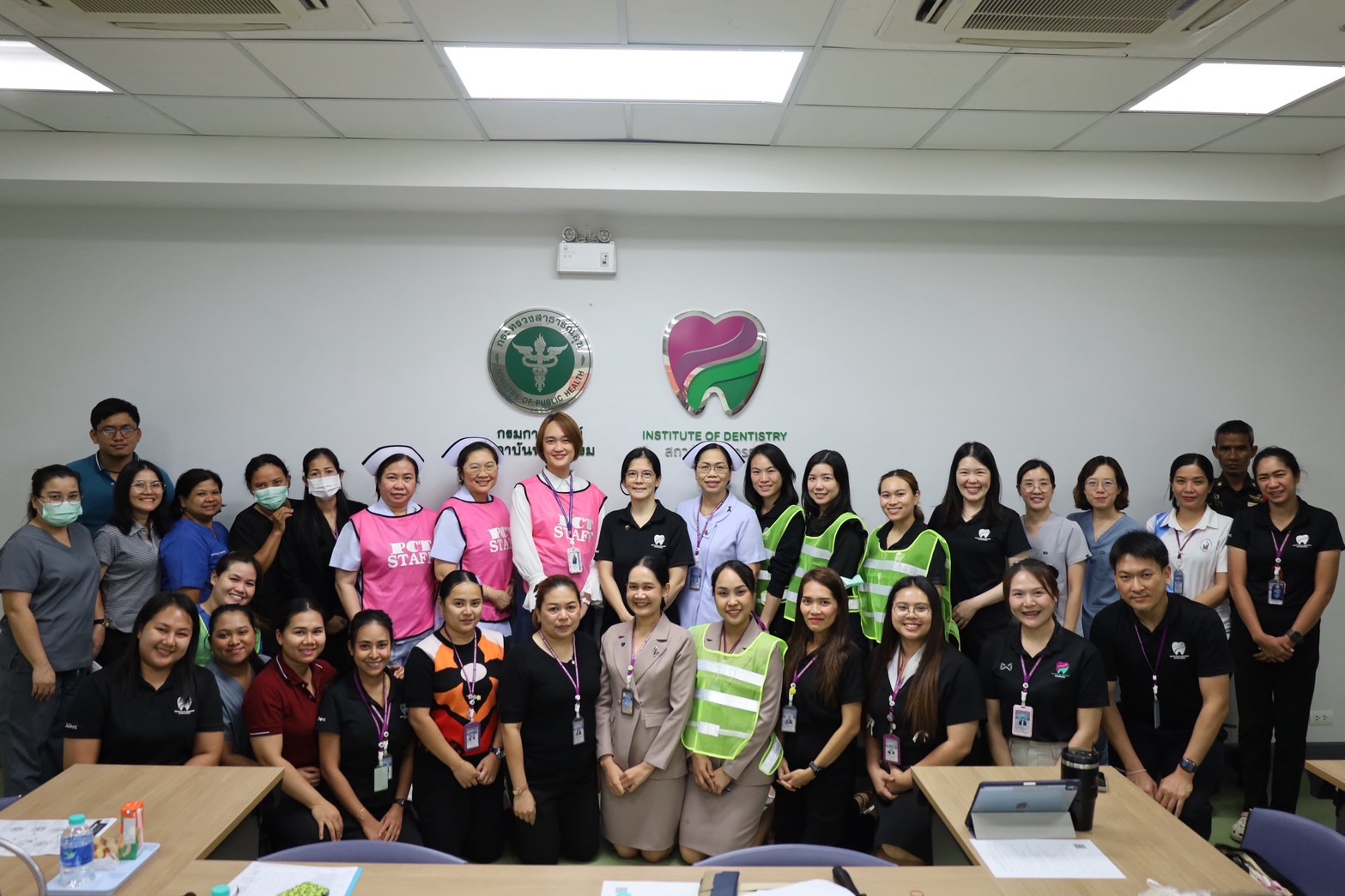 สถาบันทันตกรรม กรมการแพทย์ จัดประชุมเชิงปฏิบัติการ In house training ในหัวข้อ การฝึกซ้อมแผนช่วยเหลือฉุกเฉินทางการแพทย์ (Medical Emergency Response Team )  ร่วมกับ สถาบันสิรินธรเพื่อการฟื้นฟูสภาพทางการแพทย์ โดยมี ทันตแพทย์หญิง สิรินันท์ นคเรศไอศูรย์ ตำแหน่งทันตแพทย์ชำนาญการพิเศษ ด้านทันตกรรม เป็นประธานเปิดการประชุม โดยมีการซ้อมแผนและอภิปรายการฝึกซ้อมแผนช่วยเหลือฉุกเฉินทางการแพทย์  นำทีมโดย แพทย์หญิงสุทธิ์ฤดี ปิยะรัตนพิพัฒน์ ตำแหน่งนายแพทย์ชำนาญการพิเศษ และคณะจากสถาบันสิรินธรเพื่อการฟื้นฟูสภาพทางการแพทย์ วัตถุประสงค์ เพื่อพัฒนาระบบบริการสุขภาพให้มีคุณภาพ และเพิ่มความปลอดภัยในการดูแลผู้ป่วย ระบบแผนช่วยเหลือฉุกเฉินจะช่วยสร้างความมั่นใจและความปลอดภัยให้ กับผู้มารับบริการ  โดยมีทันตแพทย์ ผู้ช่วยทันตแพทย์ เจ้าหน้าที่บุคลากรของสถาบันทันตกรรมและทีมแพทย์ พยาบาลจากสถาบันสิรินธรเพื่อการฟื้นฟูเข้าร่วมอบรม ณ คลินิกบริการชั้น 3 และ ห้องบรรยาย 707 ชั้น 7 อาคารศูนย์กลางด้านวิชาการทางทันตกรรมในอาเซียน สถาบันทันตกรรม   ในวันศุกร์ที่ 13 กุมภาพันธ์ 2569