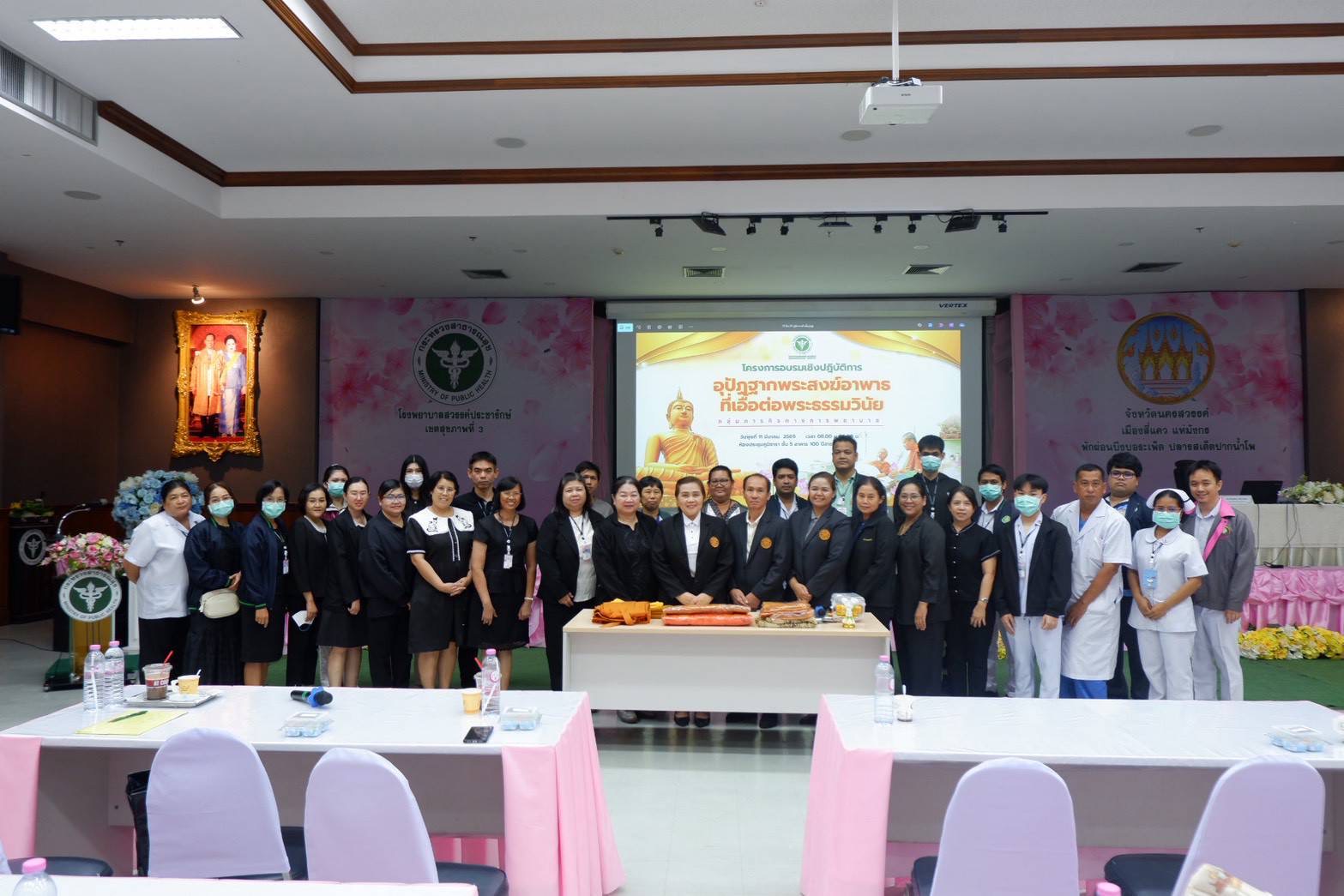 นางกิ่งประกา เบญญาธนศรีศักดิ์  ผู้ช่วยผู้อำนวยการด้านพัฒนางานวิจัย พร้อมด้วย นางสาวกัญจนา สีนานอก พยาบาลวิชาชีพชำนาญการพิเศษ  และนายบุญช่วย สุภาพันธ์ พยาบาลวิชาชีพชำนาญการพิเศษ โรงพยาบาลสงฆ์  ได้รับเกียรติเป็นวิทยากรบรรยายในโครงการอบรมวิชาการการให้บริการตามมาตรฐานอุปัฏฐากพระสงฆ์อาพาธที่เอื้อต่อพระธรรมวินัย ปี 2569  โดยมี แพทย์หญิงรัตติกร ถึงสุข รองผู้อำนวยการฝ่ายการแพทย์ โรงพยาบาลสวรรค์ประชารักษ์ เป็นประธานกล่าวเปิดโครงการฯ  ณ ห้องประชุมภูมิธารา ชั้น 5 อาคาร 100 สธ. โรงพยาบาลสวรรค์ประชารักษ์ จังหวัดนครสวรรค์ เมื่อวันที่ 11 มีนาคม 2569