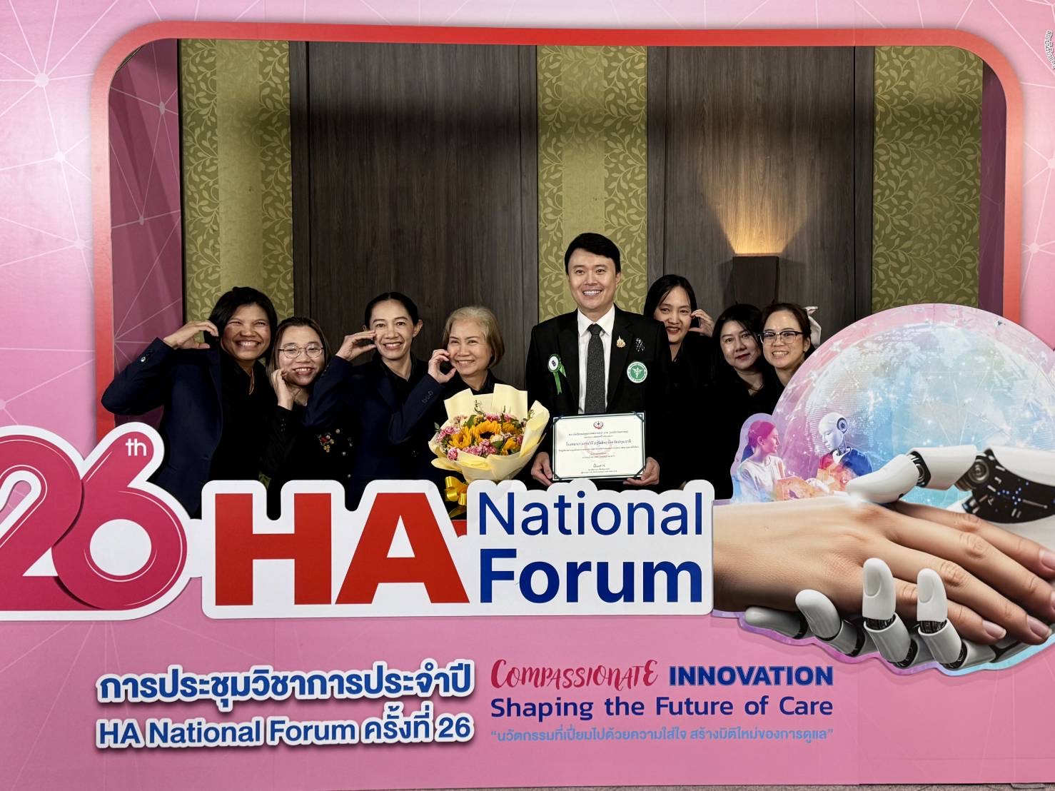 ?? โรงพยาบาลราชวิถี 2 (รังสิต) ได้รับใบรับรองมาตรฐาน HA ตอกย้ำคุณภาพการรักษาในงาน HA National Forum ครั้งที่ 26 ??  เมื่อวันที่ 13 มีนาคม 2569 นายแพทย์วรพล เวชชาภินันท์ ผู้อำนวยการโรงพยาบาลราชวิถี 2 (รังสิต) เป็นตัวแทนคณะผู้บริหารและเจ้าหน้าที่ เข้ารับมอบประกาศนียบัตรรับรองกระบวนการคุณภาพสถานพยาบาล (Hospital Accreditation - HA) ในพิธีปิดการประชุมวิชาการประจำปี HA National Forum ครั้งที่ 26 ??ณ ห้องแกรนด์ ไดมอนด์ บอลรูม อิมแพ็ค ฟอรั่ม เมืองทองธานี  ?? ?โดยในปีนี้ โรงพยาบาลราชวิถี 2 (รังสิต) ได้รับการรับรองมาตรฐานโรงพยาบาลและบริการสุขภาพ ตามข้อกำหนดของ การพัฒนาคุณภาพขั้นที่สอง จากสถาบันรับรองคุณภาพสถานพยาบาล (องค์การมหาชน) ภายในพิธีมอบรางวัลได้รับเกียรติจาก พญ.ปิยวรรณ ลิ้มปัญญาเลิศ ผู้อำนวยการ สรพ. เป็นผู้มอบประกาศนียบัตร พร้อมร่วมแสดงความยินดีกับสถานพยาบาลที่ผ่านเกณฑ์การประเมินประจำปี 2569 นี้ ??  การได้รับรองมาตรฐาน HA ในครั้งนี้ ถือเป็นเครื่องยืนยันว่าโรงพยาบาลราชวิถี 2 (รังสิต) ไม่เพียงแต่ให้บริการรักษาโรคเท่านั้น แต่ยังให้ความสำคัญกับการวางระบบบริหารจัดการที่มีประสิทธิภาพและการปรับปรุงกระบวนการดูแลรักษาอย่างต่อเนื่อง เพื่อก้าวสู่การเป็นสถานพยาบาลชั้นนำที่ไว้วางใจได้ของประชาชน ??