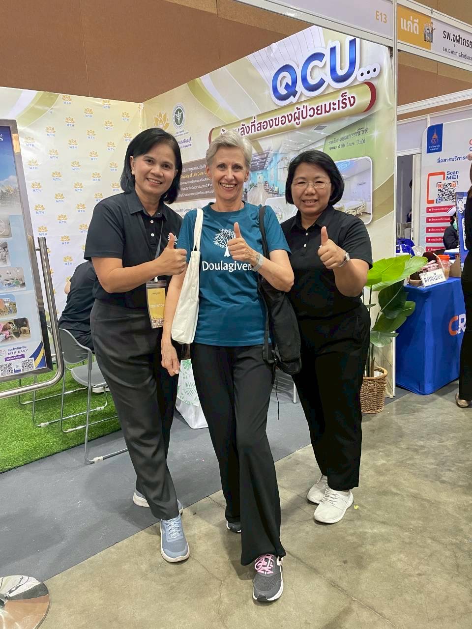 นายแพทย์ทัศนชาติ  จิตรีธาตุ ผู้อำนวยการโรงพยาบาลมหาวชิราลงกรณธัญบุรี กรมการแพทย์ นำบุคลากรร่วมออกบูธนิทรรศการ  Death Fest 2026 : re-member แก่-เจ็บ-ตาย ซึ่งเป็นงานที่รวบรวมองค์ความรู้เพื่อการอยู่ดี-ตายดีอย่างครบวงจร  ตั้งแต่การดูแลผู้สูงวัย ดูแลความเจ็บป่วยไปจนถึงป่วยระยะท้าย การเตรียมตัวเพื่อการจากไป   ซึ่งในบูธของโรงพยาบาลได้จัดนิทรรศการการแพทย์เสริมและทางเลือก (Complementary and Alternative Medicine : CAM)  มาใช้ผสมผสานในการดูแลผู้ป่วยมะเร็งระยะท้ายแบบประคับประคองและครอบครัว เพื่อลดความเครียด ความวิตกกังวล สามารถเผชิญกับปัญหาที่เกิดขึ้นได้ ส่งผลต่อการมีคุณภาพชีวิตที่ดีในช่วงวาระท้ายของชีวิต ระหว่างวันที่ 13-15 มีนาคม 2569 ณ IMPACT Exhibition Hall 6 เมืองทองธานี จังหวัดนนทบุรี