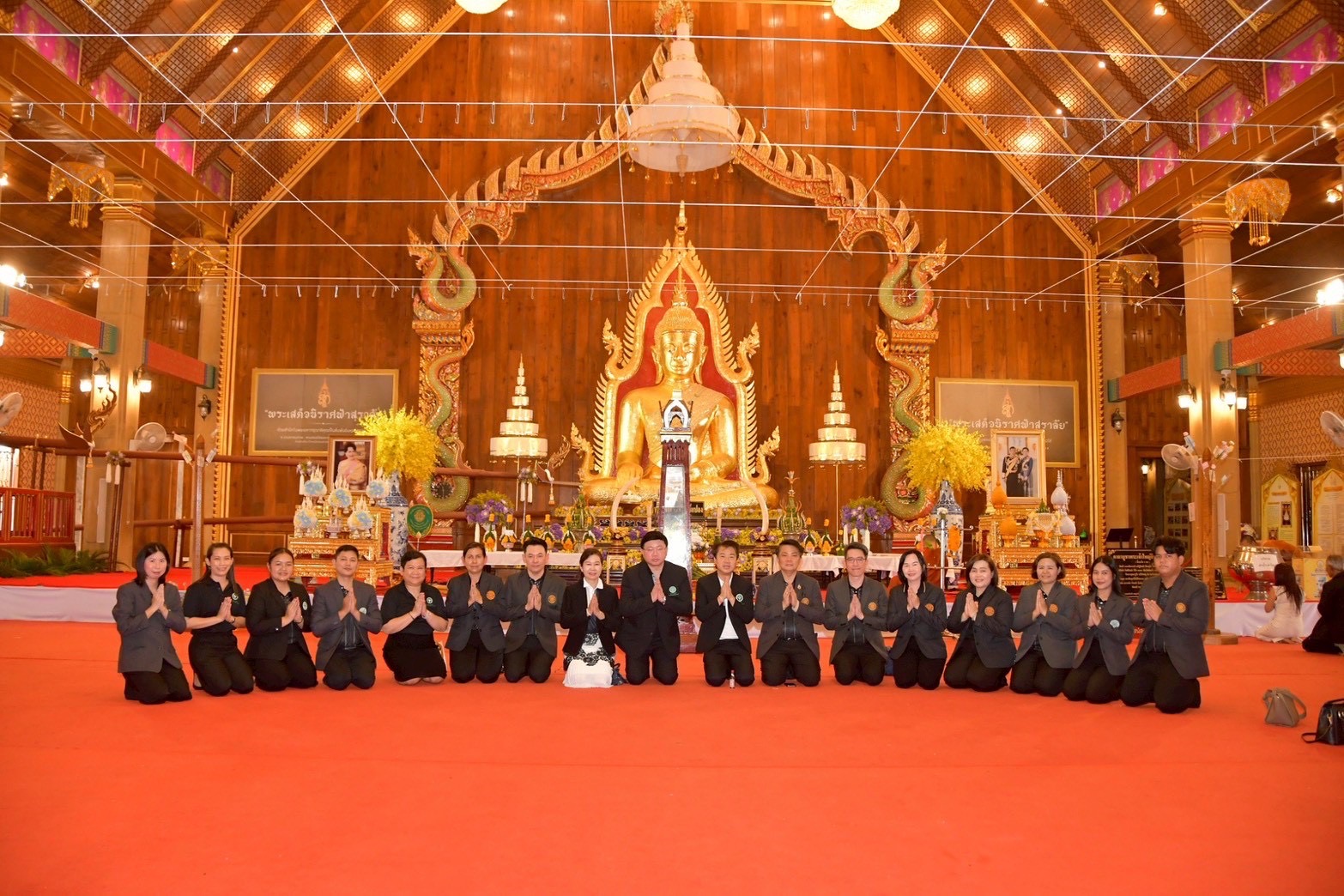 นายแพทย์อัครฐาน จิตนุยานนท์ รองอธิบดีกรมการแพทย์ พร้อมด้วยนายแพทย์อภิชัย สิรกุลจิรา ผู้อำนวยการโรงพยาบาลสงฆ์ นายแพทย์สิทธิชัย อาชายินดี ผู้อำนวยการโรงพยาบาลมะเร็งอุบลราชธานี พร้อมคณะผู้บริหารและบุคลากรเข้าถวายสักการะพระเทพวราจารย์ (ศรีพร วรวิญฺญู ป.ธ.๙ ,ดร.) เจ้าคณะจังหวัดอุบลราชธานี และเจ้าอาวาสวัดมณีวนาราม ณ วัดมณีวนาราม จังหวัดอุบลราชธานี เมื่อวันที่ 8 เมษายน 2569 เพื่อความเป็นสิริมงคล แสดงความเคารพต่อบูรพาจารย์และผู้นำทางจิตวิญญาณของจังหวัดอุบลราชธานี โอกาสนี้ได้มีการปรึกษาหารือและน้อมรับฟังโอวาทธรรม เพื่อนำมาปรับใช้ในการดำเนินงานด้านการดูแลสุขภาวะพระสงฆ์และสามเณรในพื้นที่ภาคตะวันออกเฉียงเหนือเพื่อให้สอดรับกับบริบทของพระสงฆ์ในเขตสุขภาพที่ 10 ให้ตรงประเด็นยิ่งขึ้น