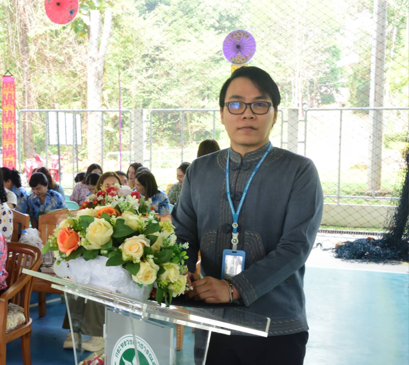 โรงพยาบาลธัญญารักษ์เชียงใหม่ กรมการแพทย์ จัดกิจกรรม “ม่วนจื่นสงกรานต์ สนุกสนานโฮงบาลธัญญารักษ์เจียงใหม่” วันที่ 8 เมษายน 2569 นายแพทย์อภิศักดิ์ วิทยานุกูลลักษณ์ ผู้อำนวยการโรงพยาบาลธัญญารักษ์เชียงใหม่ เป็นประธานในพิธีเปิดกิจกรรม “ม่วนจื่นสงกรานต์ สนุกสนานโฮงบาลธัญญารักษ์เจียงใหม่” ซึ่งจัดขึ้นเนื่องในโอกาสวันสงกรานต์ ประจำปี 2569 เพื่อสร้างสัมพันธภาพเชิงสังคมของผู้เข้ารับการบำบัดตามวิถีประเพณีไทย การจัดกิจกรรมครั้งนี้มีวัตถุประสงค์เพื่อสืบสานและอนุรักษ์ประเพณีไทยให้คงอยู่สืบไป พร้อมทั้งเสริมสร้างทักษะทางสังคมให้แก่ผู้เข้ารับการบำบัด ส่งเสริมการมีส่วนร่วมในกิจกรรมอย่างเหมาะสม เกิดความสนุกสนาน ผ่อนคลายความเครียดและความวิตกกังวล ภายในงานมีกิจกรรมหลากหลาย อาทิ การสรงน้ำพระพุทธรูป การประกวดการทำตุง การประกวดการแสดง และการเล่นเกมพื้นบ้าน โดยมีผู้เข้ารับการบำบัดและบุคลากรทีมสหวิชาชีพของโรงพยาบาลธัญญารักษ์เชียงใหม่ เข้าร่วมจำนวนทั้งสิ้น 300 คน จัดขึ้น ณ อาคารโดม 80 ปี กรมการแพทย์ โรงพยาบาลธัญญารักษ์เชียงใหม่