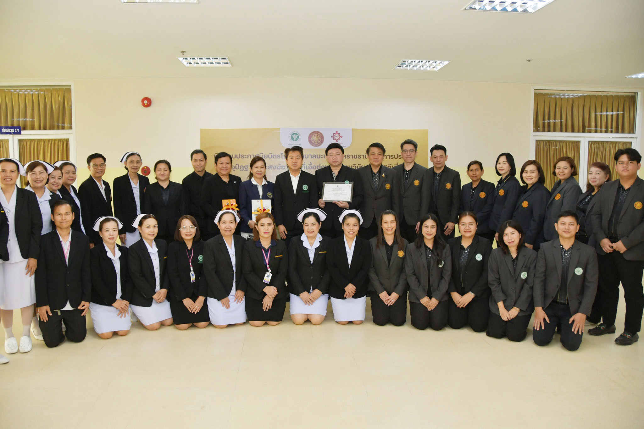 นายแพทย์อัครฐาน จิตนุยานนท์ รองอธิบดีกรมการแพทย์ เป็นประธานในพิธีมอบประกาศนียบัตรการประเมินการอุปัฏฐากพระสงฆ์อาพาธที่เอื้อต่อพระธรรมวินัย ระดับ “ดีเยี่ยม” ให้แก่โรงพยาบาลมะเร็งอุบลราชธานี โดยมีนายแพทย์อภิชัย สิรกุลจิรา ผู้อำนวยการโรงพยาบาลสงฆ์ พร้อมคณะผู้บริหารจากโรงพยาบาลสงฆ์เข้าร่วมกิจกรรม ในการนี้ นายแพทย์สิทธิชัย อาชายินดี ผู้อำนวยการโรงพยาบาลมะเร็งอุบลราชธานี พร้อมด้วยคณะผู้บริหาร ได้แก่ แพทย์หญิงชุติวรรณ วิวัฒนาสิทธิพงศ์ รองผู้อำนวยการด้านการแพทย์ ดร.ชลิยา วามะลุน รองผู้อำนวยการด้านการพยาบาล แพทย์หญิงดาริกา ดาโรจน์ รองผู้อำนวยการด้านการพัฒนาระบบสุขภาพ นายอรรถวิทย์ ภักดี รองผู้อำนวยการด้านอำนวยการ และบุคลากรโรงพยาบาลมะเร็งอุบลราชธานี ให้การต้อนรับอย่างอบอุ่น พิธีดังกล่าวจัดขึ้นในวันพุธที่ 8 เมษายน 2569 ณ ห้องประชุม 7/1 ชั้น 7 อาคารอำนวยการผู้ป่วยนอกและรังสีวินิจฉัย โรงพยาบาลมะเร็งอุบลราชธานี ทั้งนี้ การประเมินการอุปัฏฐากพระสงฆ์อาพาธที่เอื้อต่อพระธรรมวินัย มีวัตถุประสงค์เพื่อยกระดับมาตรฐานการดูแลรักษาพยาบาลให้สอดคล้องกับหลักพระธรรมวินัย ส่งเสริมให้พระสงฆ์สามารถเข้าถึงบริการทางการแพทย์ได้อย่างเหมาะสม สะดวกใจ และไม่กังวลต่อการผิดพระวินัย รวมถึงการปรับปรุงสถานที่และสิ่งแวดล้อมให้เหมาะสมเป็นสัดส่วน (เขตสังฆาวาส) ควบคู่กับการให้บริการตามมาตรฐานวิชาชีพ