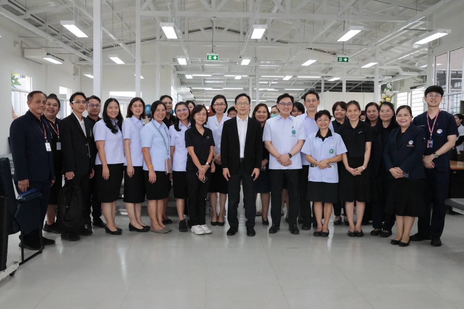 ผู้บริหารกรมการแพทย์ ลงพื้นที่ตรวจเยี่ยมสถาบันประสาทวิทยา ในการประชุมติดตามและขับเคลื่อนนโยบายกรมการแพทย์ และกระทรวงสาธารณสุข ประจำปีงบประมาณ พ.ศ. 2569  นายแพทย์ณัฐพงศ์ วงศ์วิวัฒน์ อธิบดีกรมการแพทย์ ลงพื้นที่ตรวจเยี่ยมสถาบันประสาทวิทยา ในการประชุมติดตามและขับเคลื่อนนโยบายกรมการแพทย์ และกระทรวงสาธารณสุข ประจำปีงบประมาณ พ.ศ. 2569 พร้อม เยี่ยมชมการให้บริการของโรงพยาบาลและให้กำลังใจแก่บุคลากรผู้ปฏิบัติงานกลุ่มงานเวชศาสตร์ฟื้นฟู เยี่ยมชมหุ่นยนต์สมองกล งานห้องผ่าตัด  เยี่ยมชมศูนย์ฝึกผ่าตัดทางกล้องครบวงจร โดยมีนายแพทย์ธนินทร์ เวชชาภินันท์ รองอธิบดีกรมการแพทย์ แพทย์หญิงนฤมล สวรรค์ปัญญาเลิศ นายแพทย์ทรงคุณวุฒิ และหัวหน้ากลุ่มฉุกเฉินทางการแพทย์ นายแพทย์สืบสาย คงแสงดาว ที่ปรึกษากรมการแพทย์ แพทย์หญิงธญรช ทิพยวงษ์ ที่ปรึกษากรมการแพทย์ คณะผู้บริหาร และบุคลากร กรมการแพทย์ ร่วมลงพื้นที่ ทั้งนี้มีนายแพทย์เอนก กนกศิลป์ ผู้อำนวยการสถาบันประสาทวิทยา กรมการแพทย์ ต้อนรับและนำเสนอข้อมูลการดำเนินงาน ณ สถาบันประสาทวิทยา  เมื่อวันที่ 5 พฤษภาคม 2569