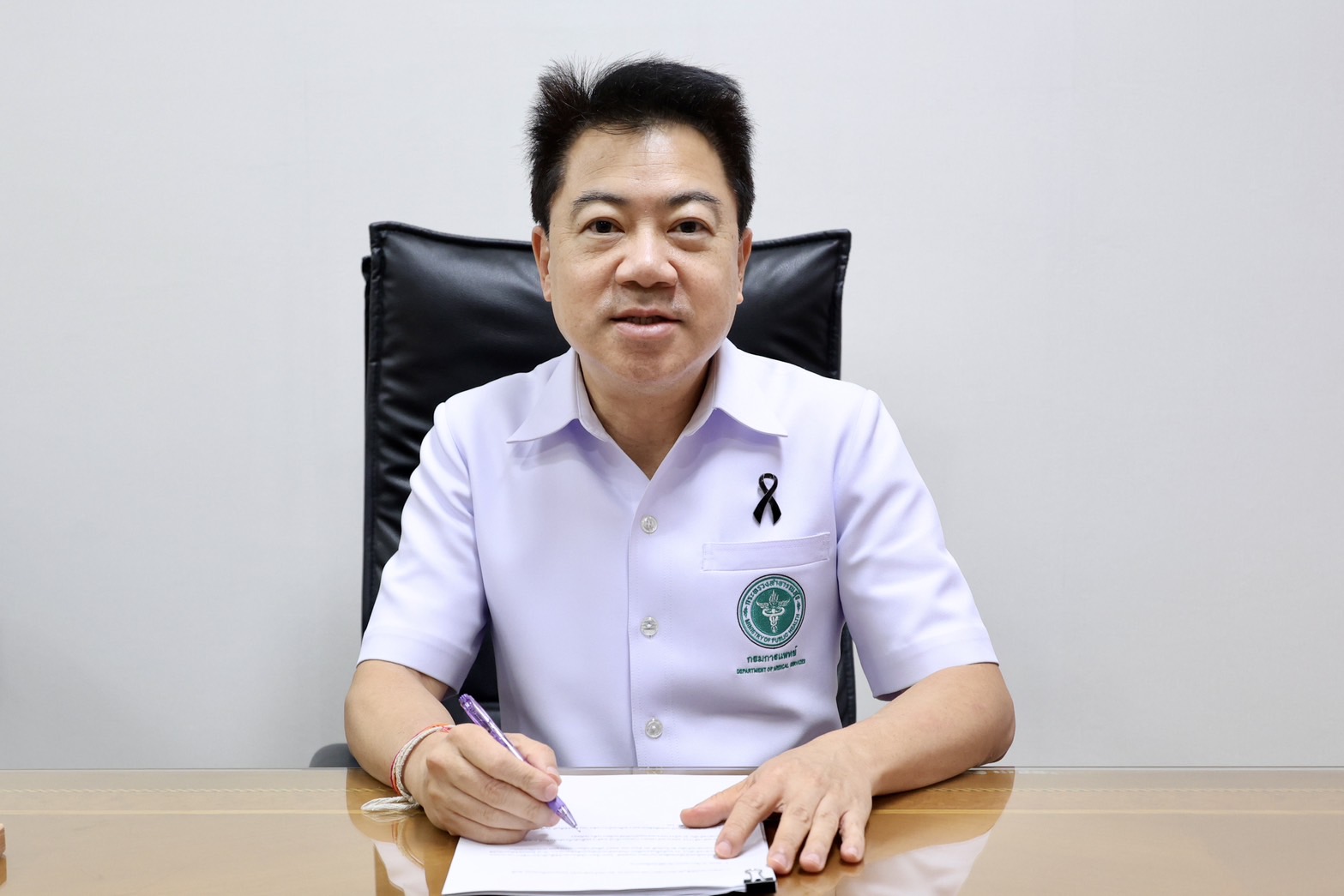 กรมการแพทย์ ประชุมคณะอนุกรรมการด้านบริการ การจัดงานนิทรรศการ 84 ปี กรมการแพทย์ ประจำปี 2569  นายแพทย์อัครฐาน จิตนุยานนท์ รองอธิบดีกรมการแพทย์ เป็นประธานการประชุมคณะอนุกรรมการจัดงานนิทรรศการ 84 ปี กรมการแพทย์ ประจำปี พุทธศักราช 2569 (คณะอนุกรรมการด้านบริการ) เพื่อรับทราบคำสั่งแต่งตั้งคณะอนุกรรมการฯ ตลอดจนพิจารณารายละเอียดการจัดบูธบริการทางการแพทย์ (Health Service Zone) ภายในงานนิทรรศการ 84 ปี กรมการแพทย์ ซึ่งจัดขึ้นภายใต้แนวคิด “DMS Health Tech for All ก้าวล้ำเทคโนโลยี สร้างสุขภาพดี เพื่อคนไทย” ทั้งนี้ ในที่ประชุมได้ร่วมกันพิจารณาแนวทางและรายละเอียดการให้บริการทางการแพทย์ของหน่วยงานในสังกัดกรมการแพทย์ เพื่อให้การดำเนินงานเป็นไปด้วยความเรียบร้อย มีประสิทธิภาพ และสอดคล้องกับวัตถุประสงค์ของการจัดงาน โดยมี เภสัชกรหญิงอมรรัตน์ วิจิตรลีลา เภสัชกรเชี่ยวชาญ แพทย์หญิงพัณณ์ชิตา วงศ์ธนู นายแพทย์ชำนาญการ นางสาวแสงเดือน ยาสมุทร หัวหน้ากลุ่มงานมาตรฐานการแพทย์ กองวิชาการแพทย์ นายนิมิต รัตนรงคาภรณ์ หัวหน้ากลุ่มงานอำนวยการ กองวิชาการแพทย์  และบุคลากรที่เกี่ยวข้อง ร่วมประชุม ณ ห้องประชุม 1 กองวิชาการแพทย์ ชั้น 6 อาคาร 5 กรมการแพทย์ และผ่านระบบ Teleconference เมื่อวันที่ 5 พฤษภาคม 2569