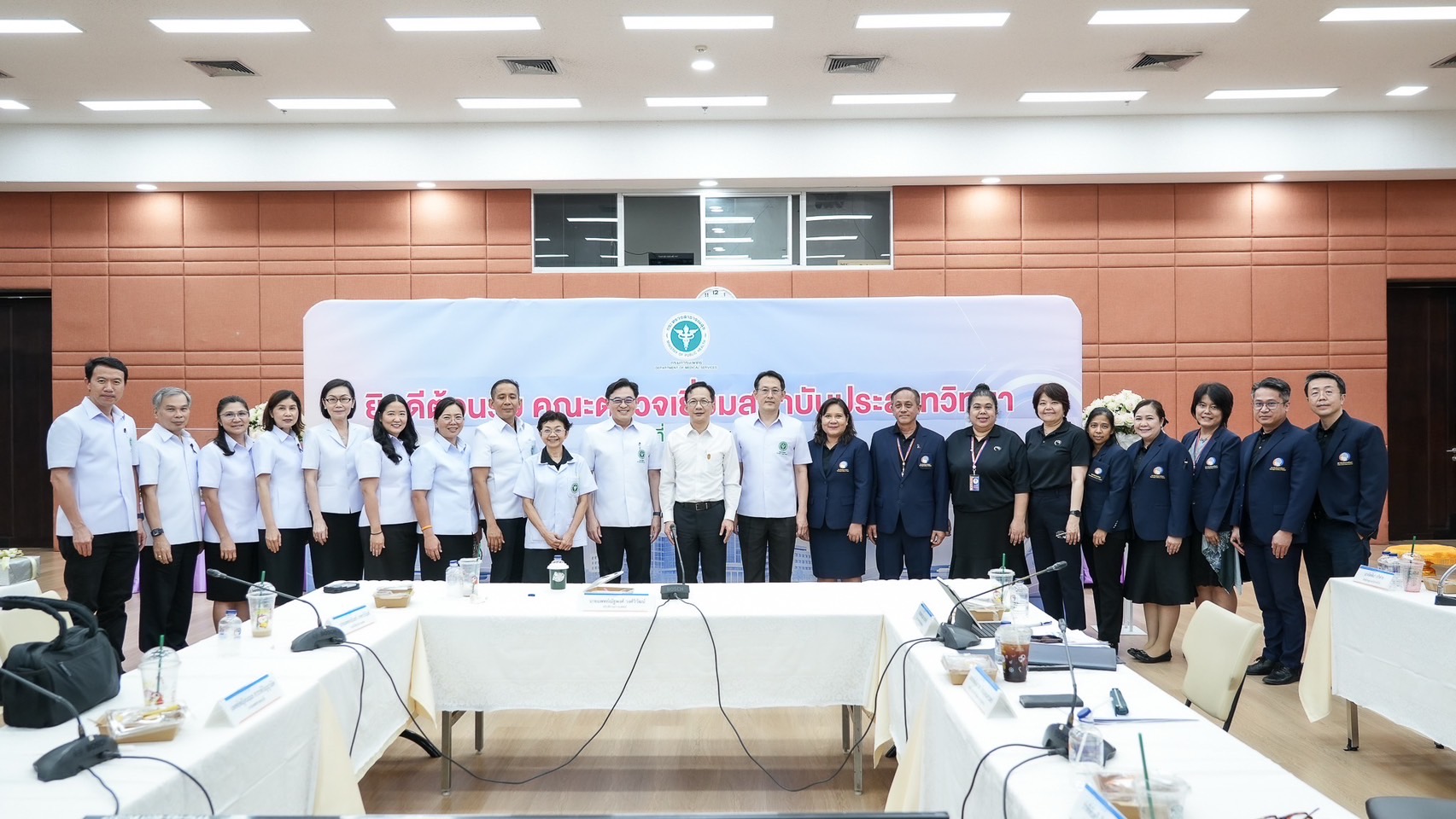 นายแพทย์ณัฐพงศ์ วงศ์วิวัฒน์ อธิบดีกรมการแพทย์ นายแพทย์ธนินทร์ เวชชาภินันท์ รองอธิบดีกรมการแพทย์ พร้อมด้วยคณะผู้บริหาร กรมการแพทย์ ตรวจเยี่ยมพร้อมมอบนโยบาย กรมการแพทย์ และให้กำลังใจ แพทย์ พยาบาล และบุคลากรสถาบันประสาทวิทยา ซึ่งการตรวจเยี่ยมในครั้งนี้ ได้เข้าสักการะพระบรมรูป ร.9 เยี่ยมชมการให้บริการของโรงพยาบาล เยี่ยมชมการให้บริการของกลุ่มงานกุมารประสาทวิทยา เยี่ยมชมการให้บริการของกลุ่มงานเวชศาสตร์ฟื้นฟู เยี่ยมชมหุ่นยนต์สมองกล และเยี่ยมชมศูนย์ฝึกผ่าตัดทางกล้องครบวงจร โดยมีนายแพทย์เอนก กนกศิลป์ ผู้อำนวยการสถาบันประสาทวิทยา และคณะผู้บริหารรวมถึงเจ้าหน้าที่ที่นำเสนอผลงานและคณะให้การต้อนรับ ณ ห้องประชุมชั้น 7 อาคารเฉลิมพระเกียรติ 7 รอบ พระชนมพรรษา สถาบันประสาทวิทยา เมื่อวันที่ 5 พฤษภาคม 2569