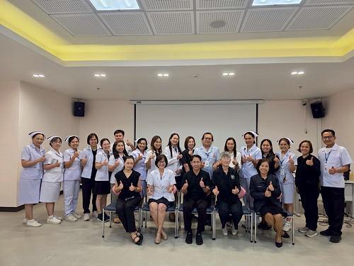 นายแพทย์ธิติ ดวงสร้อยทอง รองผู้อำนวยการด้านพัฒนาระบบสุขภาพ สถาบันบำบัดรักษาและฟื้นฟูผู้ติดยาเสพติดแห่งชาติบรมราชชนนี (สบยช.)  พร้อมด้วยนายแพทย์อังกูร ภัทรากร นายแพทย์ทรงคุณวุฒิ นางรัตนา ดีปัญญา ที่ปรึกษา สบยช. แพทย์หญิงภัทราภรณ์ กินร นายแพทย์เชี่ยวชาญ  แพทย์หญิงวรางคณา รักษ์งาน นายแพทย์ชำนาญการพิเศษ นายแพทย์อภิชาติ เรณูวัฒนานนท์ นายแพทย์ชำนาญการพิเศษ  แพทย์หญิงสุกัญญา เวียงอินทร์ นายแพทย์ชำนาญการพิเศษ นายแพทย์ศุภฤกษ์ นาคดิลก นายแพทย์ชำนาญการพิเศษ เภสัชกรหญิงสมพร สุวรรณมาโจ หัวหน้ากลุ่มงานเภสัชกรรม ให้การต้อนรับ เภสัชกรหญิงวิชชุนี พิตรากูล จากสมาคมเภสัชกรรมโรงพยาบาล (ประเทศไทย) เยี่ยมสำรวจงานเภสัชกรรมโรงพยาบาลก่อนรับการเยี่ยมสำรวจจากสถาบันรับรองคุณภาพสถานพยาบาล (องค์การมหาชน) ณ ห้องประชุม 2/1 ชั้น 2 อาคารฟื้นฟูสมรรถภาพและฝึกอบรม สบยช. เมื่อวันที่ 28 เมษายน 2569