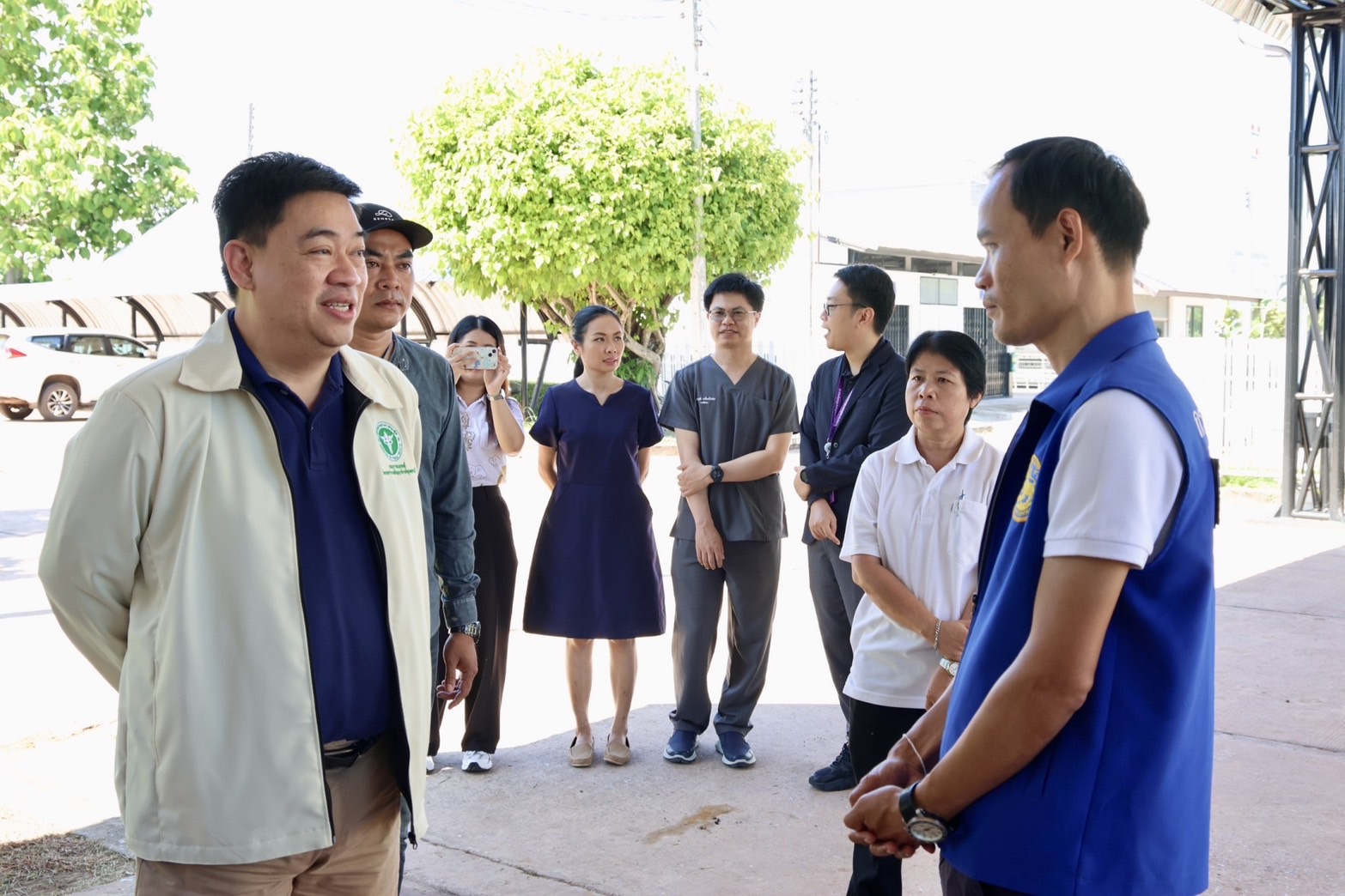โรงพยาบาลธัญญารักษ์อุดรธานี กรมการแพทย์ ร่วมมอบเตียงนอนและที่นอน เพื่อสนับสนุนการดำเนินโครงการศูนย์รวมพลังรักศรัทธา แก้ไขปัญหายาเสพติดแบบบูรณาการจังหวัดอุดรธานี  —————————————————————  นายแพทย์วิสิษฐ์ วิจิตรโกสุม ผู้อำนวยการโรงพยาบาลธัญญารักษ์อุดรธานี กรมการแพทย์ กระทรวงสาธารณสุข  พร้อมด้วย นายแพทย์เคารพ วัฒนยา รักษาการรองผู้อำนวยการด้านการแพทย์ นายกิจวัฒ นาถวิล รองผู้อำนวยการด้านการพยาบาล และบุคลากร/เจ้าหน้าที่ ร่วมมอบเตียงนอนและที่นอน เพื่อสนับสนุนในการดำเนินโครงการศูนย์รวมพลังรักศรัทธาแก้ไขปัญหายาเสพติด แบบบูรณาการจังหวัดอุดรธานี โดยมีกลุ่มเป้าหมายผู้ป่วยเข้ารับการอบรม จำนวน 60 คน ณ กองร้อยอาสารักษาดินแดนจังหวัดอุดรธานีที่ 1   โดยมี นายกนิษฐ์พงษ์ พันธ์ชมภู เจ้าพนักงานปกครองชำนาญการ ศูนย์อำนวยการป้องปันและปราบปรามยาเสพติดจังหวัดอุดรธานี   และเจ้าหน้าที่ ให้การรับมอบเตียงนอนและที่นอน เพื่อดำเนินการในโครงการดังกล่าวฯ ณ โรงพยาบาลธัญญารักษ์อุดรธานี เมื่อวันที่ 27 พฤษภาคม 2569