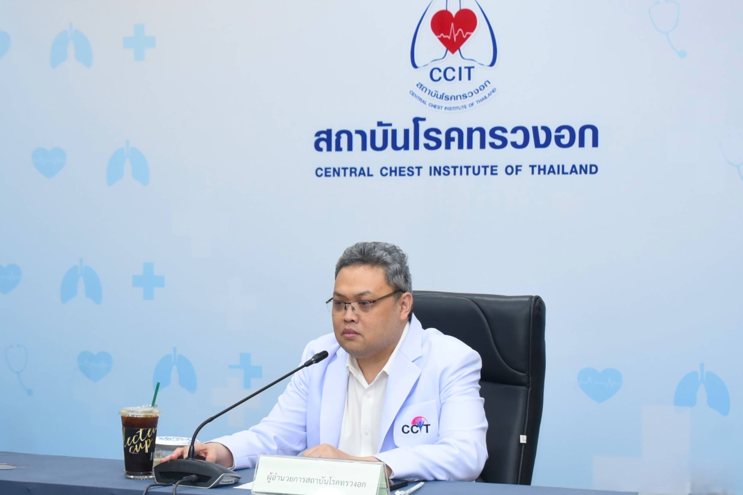 นายแพทย์เขตต์ ศรีประทักษ์ ผู้อำนวยการสถาบันโรคทรวงอก เป็นประธานการประชุมคณะกรรมการบริหาร พร้อมด้วยรองผู้อำนวยการ และทีมผู้บริหาร เพื่อติดตามการดำเนินงานตามแผน และนโยบาย 4 กลุ่มภารกิจ ของสถาบันโรคทรวงอก ในวันที่ 27 พฤษภาคม 2569 ณ ห้องประชุมเทคโนโลยีสารสนเทศ สถาบันโรคทรวงอก