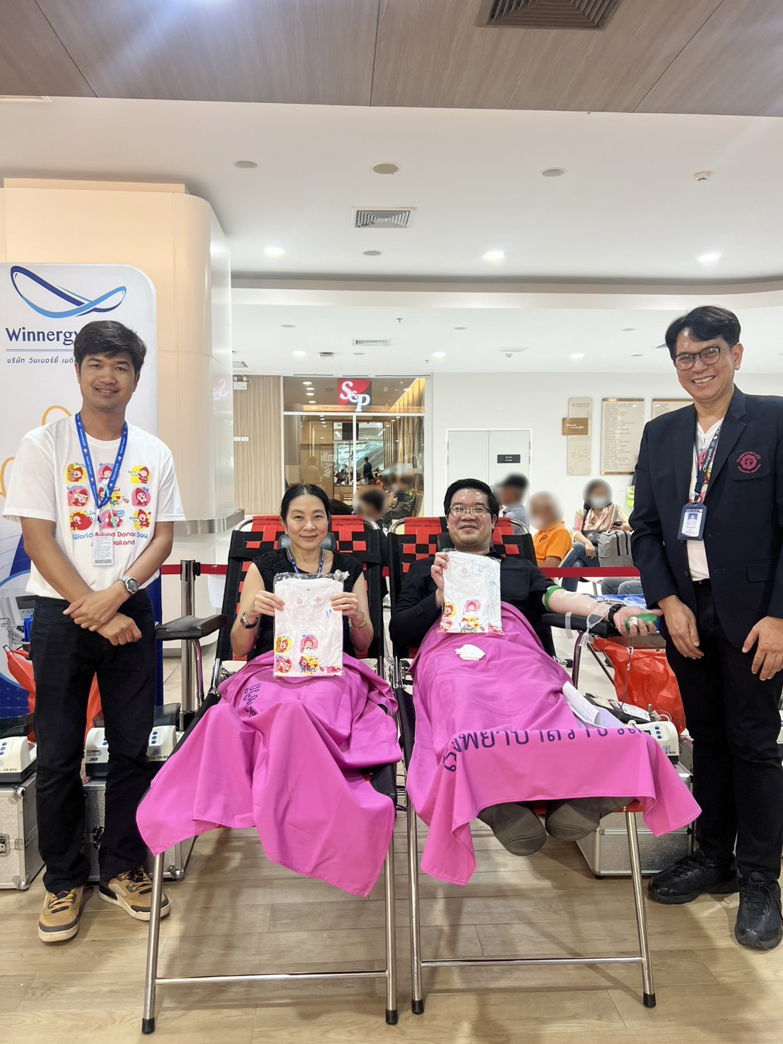 ผศ.พญ.สุมิตษิ์ตรา ปิยะณัตดิ์พูล รองผู้อำนวยการด้านการแพทย์ โรงพยาบาลราชวิถี พร้อมด้วย นายแพทย์ธฤต แตระกุล รองผู้อำนวยการด้านพัฒนาบริการทางการแพทย์ เข้าร่วมกิจกรรมบริจาคโลหิต เนื่องในวันผู้บริจาคโลหิตโลก ประจำปี 2569 (World Blood Donor Day 2026) เพื่อร่วมเป็นส่วนหนึ่งในการจัดหาและสำรองโลหิตเพื่อช่วยเหลือผู้ป่วย ณ บริเวณชั้น 1 อาคารทศมินทราธิราช โรงพยาบาลราชวิถี เมื่อวันที่ 11 มิถุนายน 2569